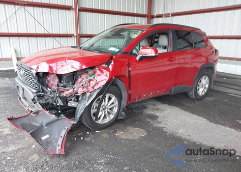 2024 Toyota Corolla Cross Le z USA, uszkodzony, nr VIN 7MUBAABG0RV115218